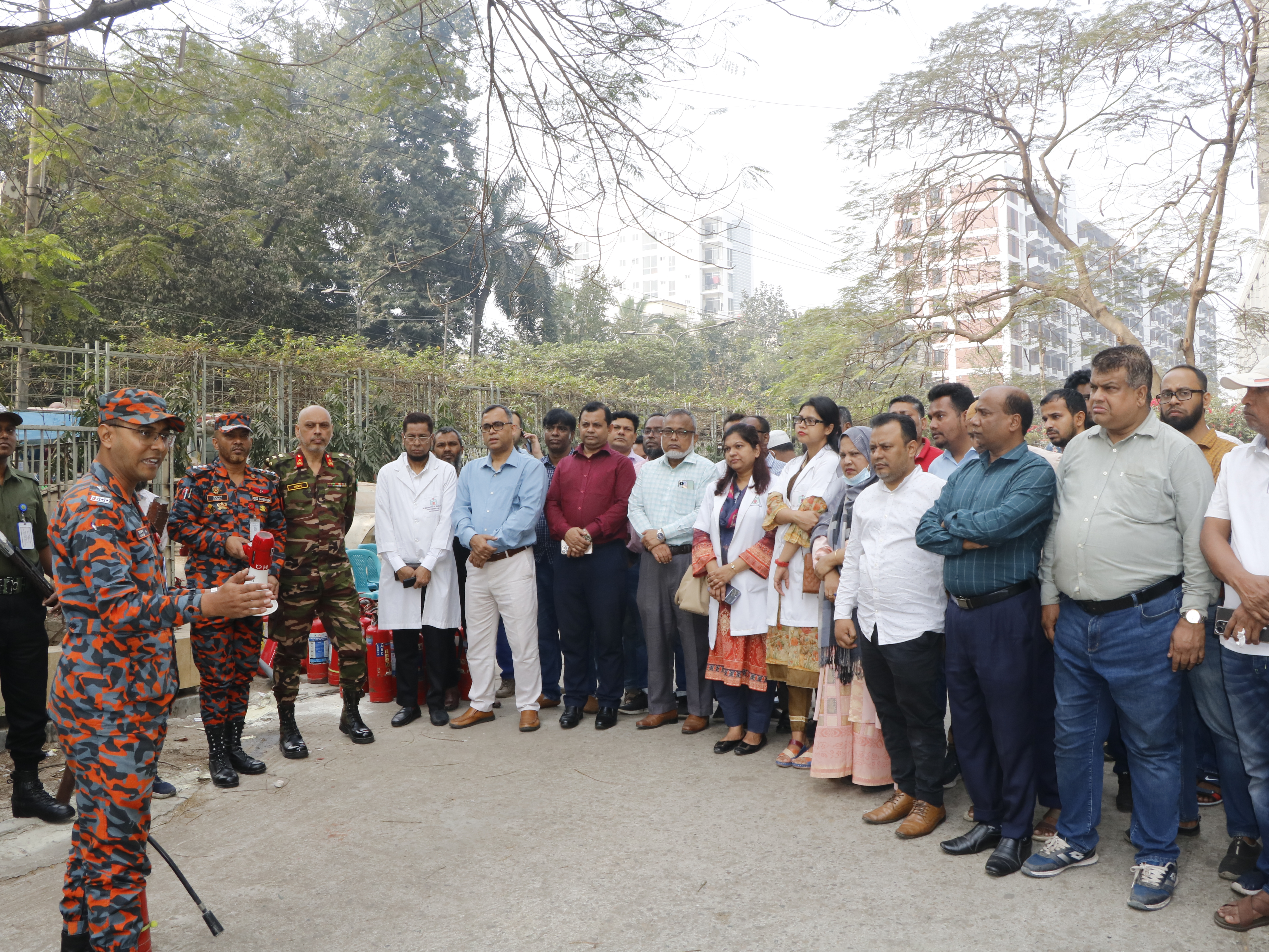 বিএসএমএমইউতে ফায়ার ফাইটিং মহড়া ও প্রশিক্ষণ অনুষ্ঠিত